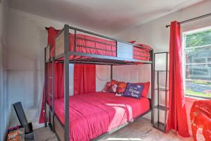 Ένα ή περισσότερα κρεβάτια σε δωμάτιο στο Cozy Rockaway Beach Studio with Lake View! +18 φωτογραφίες