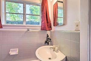 Cozy Rockaway Beach Studio with Lake View! في Rockaway Beach: حمام مع حوض و مرحاض و نافذتين +18 صورة