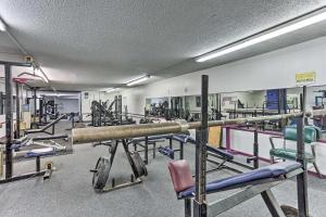 Ein Fitnessstudio mit einem Haufen Ausrüstung darin. in der Unterkunft Modern Custer Apt - Walk to Shops and Dining! in Custer
