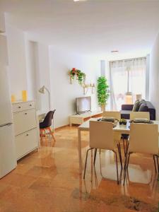 Zdjęcie z galerii obiektu Precioso apartamento céntrico con parking privado w mieście Torremolinos