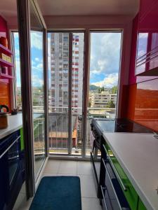 Кухня или мини-кухня в Colours
