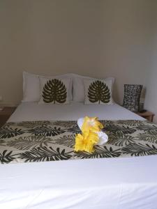 een bed met twee knuffels erop bij Entre Mer et Montagne in Rodrigues Island