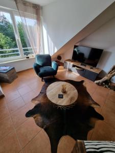 ein Wohnzimmer mit einem Tisch und einem Stuhl in der Unterkunft Sternenhimmel-AW in Bad Neuenahr-Ahrweiler
