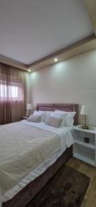 Ένα ή περισσότερα κρεβάτια σε δωμάτιο στο Apartmani i sobe Gromilovic