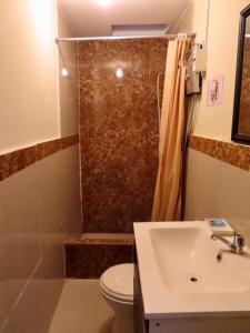 y baño con ducha, lavabo y aseo. en Amaris Hotel en Ica
