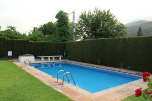 una piscina en un patio con una valla en Casa Marta by CasaTuristica, en Jimera de Líbar