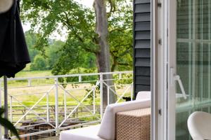 eine Veranda mit einem weißen Sofa und einem Fenster in der Unterkunft Traumferienwohnung in der Lüneburger Heide in Soltau