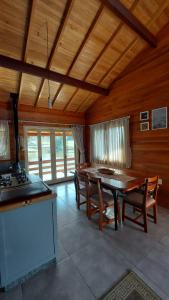 eine Küche mit Tisch und Stühlen in einem Zimmer in der Unterkunft Refúgio do Lago in São Joaquim