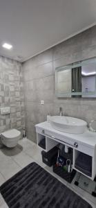 Ένα μπάνιο στο Apartmani i sobe Gromilovic