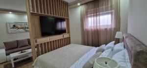 Ένα ή περισσότερα κρεβάτια σε δωμάτιο στο Apartmani i sobe Gromilovic