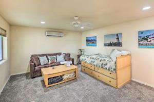 uma sala de estar com uma cama e um sofá em Arizona Retreat with Casita about 2 Mi to Lake Havasu em Lake Havasu City