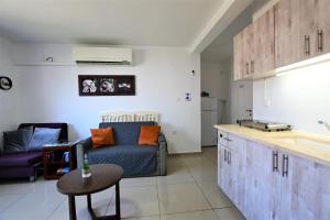 ein Wohnzimmer mit einem Sofa und einem Tisch in der Unterkunft The desert Pearl in Eilat