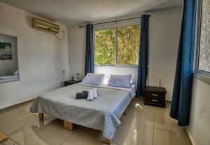 ein Schlafzimmer mit einem Bett mit zwei Handtüchern darauf in der Unterkunft The desert Pearl in Eilat