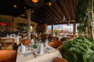 Villa Montaña Hotel & Spa في موريليا: مطعم فيه طاولات وكراسي في الغرفة