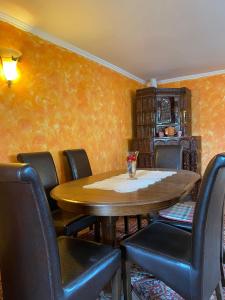 - une salle à manger avec une table et des chaises en bois dans l'établissement Casa Viki, 