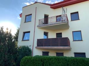 apartamentowiec z balkonem i krzakami w obiekcie Apartament Pod Gwiazdami w Ostrowie Wielkopolskim