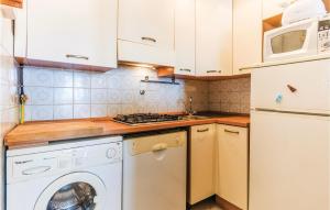 a kitchen with a washing machine and a microwave at Roberta in Rosignano Solvay
