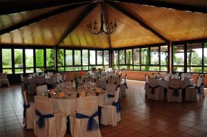 A restaurant or other place to eat at Hotel Cuatro Calzadas