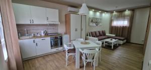 Kuhinja ili čajna kuhinja u objektu Apartmani i sobe Gromilovic