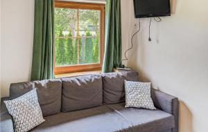 - un canapé dans le salon doté d'une fenêtre dans l'établissement Lovely Home In Choczewo With Kitchenette, à Słajszewo