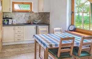 - une cuisine avec une table, des chaises et un évier dans l'établissement Lovely Home In Choczewo With Kitchenette, à Słajszewo