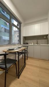 uma cozinha com mesa e cadeiras num quarto em Studio apartment in amazing location! 24h check-in em Tirana
