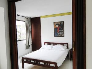 Un pat sau paturi într-o cameră la ApartaSuites Hotel Montecarlo