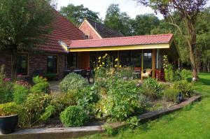 a house with a garden in front of it at B&B De Mersken in Ureterp