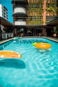 uma piscina com tábuas de lã na água em Hotel Ciudad Bonita em Bucaramanga