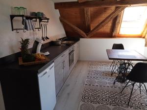 cocina con encimera, mesa y sillas en der brennerhof en Immendingen