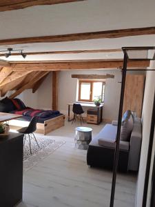 sala de estar con cama y sofá en der brennerhof en Immendingen