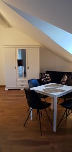 uma sala de estar com uma mesa branca e cadeiras em Apartament Antonia em Sarnowy