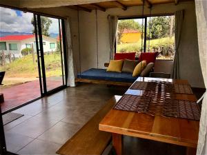 a living room with a couch and a table at TOSCANA de Tomine in Guatavita