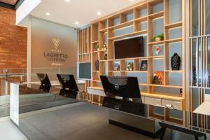 TV a/nebo společenská místnost v ubytování Hotel Laghetto Estação