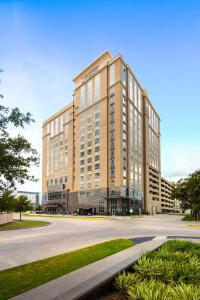 uma representação de um grande edifício numa rua em Blossom Hotel Houston em Houston