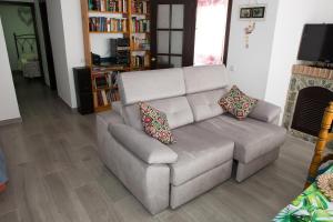 uma sala de estar com um sofá e uma lareira em La marikilla em Jubrique