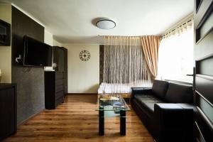 Televízia a/alebo spoločenská miestnosť v ubytovaní Apartament Szczecinek - Spokojna okolica