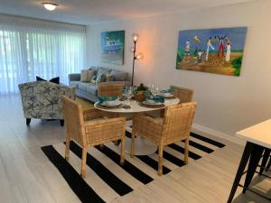 una sala de estar con una mesa, sillas y un sofá en 8 Banyan Court, en Bridgetown 8 fotos más