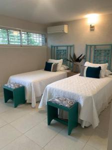 pokój z 2 łóżkami w pokoju w obiekcie 8 Banyan Court w mieście Bridgetown