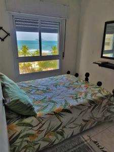 1 dormitorio con 1 cama y vistas al océano en Vista da praia! Melhor local da cidade!, en Guarujá