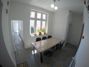 een eetkamer met een tafel en stoelen en een raam bij Casa Bacila in Sibiu