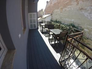 een balkon met tafels en stoelen in een gebouw bij Casa Bacila in Sibiu