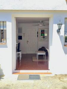 תמונה מהגלריה של VILLA PITATO Nuevo, cerca de la Playa, Parking en la puerta del alojamiento בקאלה דל מוראל
