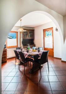 cocina y comedor con mesa y sillas en Appartamento Aldo, en Isolaccia