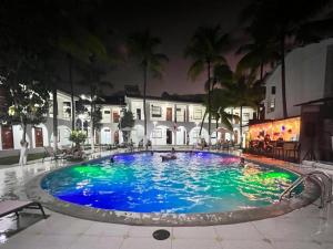 ein großer Swimmingpool in der Nacht mit Lichtern in der Unterkunft Hotel El Bosque in Jaén