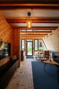 uma sala de estar com paredes e pisos em madeira em Krest relaxing heights em Vatra Dornei