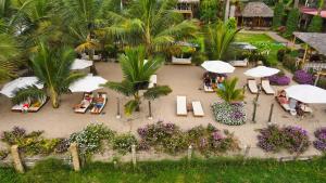 Κήπος έξω από το Hotel Kundalini
