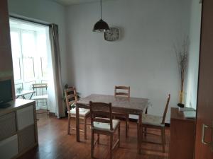 uma sala de jantar com mesa e cadeiras em Casa Bayona em Monte