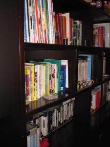 a book shelf filled with lots of books at Valle degli Ulivi appartamento in Terni