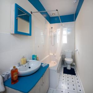 La salle de bains est pourvue d'un lavabo et de toilettes. dans l'établissement Crystal House 10min to Manchester City Centre ideal for work and leisure, à Manchester